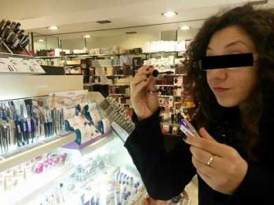 La stessa ragazza si serve di un tester del mascara per le ciglia 